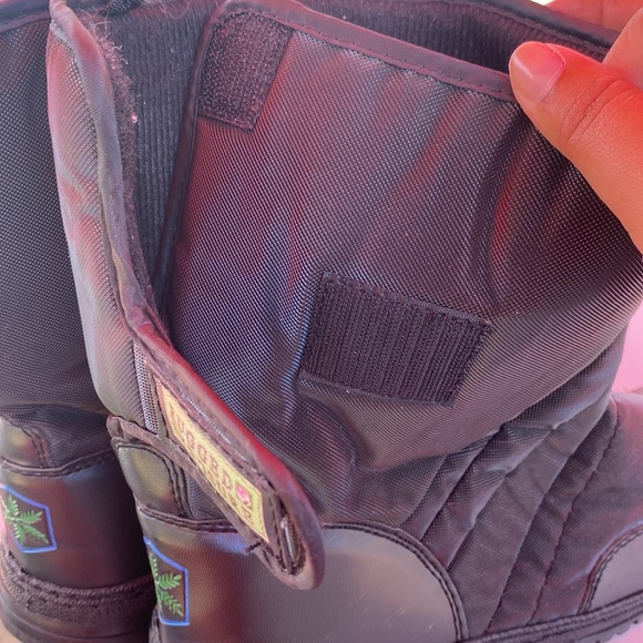 Snow boots used with a few flaws (pictures taken) but still useable condition - Picture 5 of 7